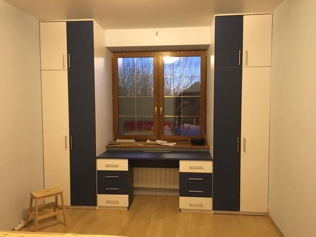 Мебель вокруг окна