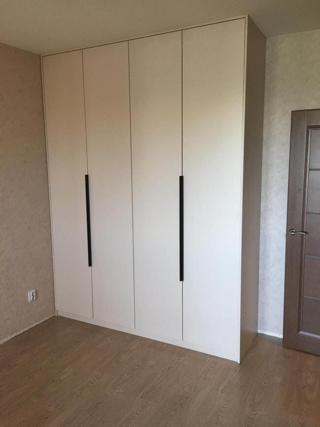 Распашной шкаф